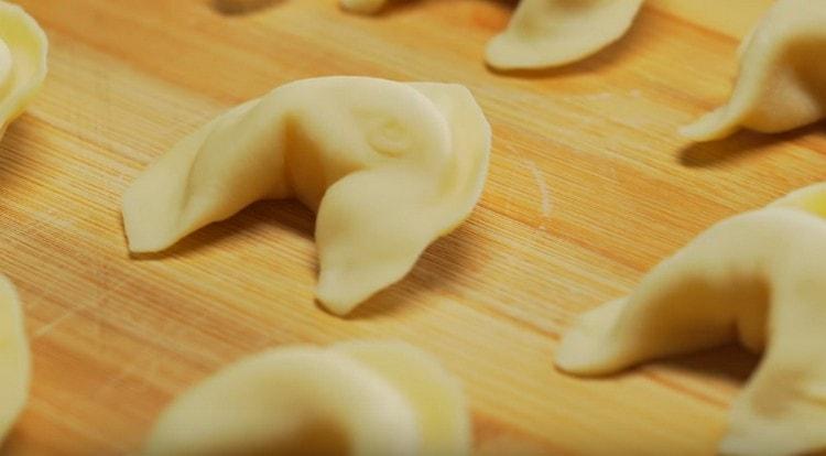 Distribuiamo gli gnocchi sul bordo, che possono essere cosparsi di farina.