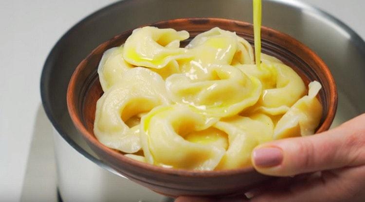 Gnocchi pronti con patate e cipolle, versare il burro fuso.