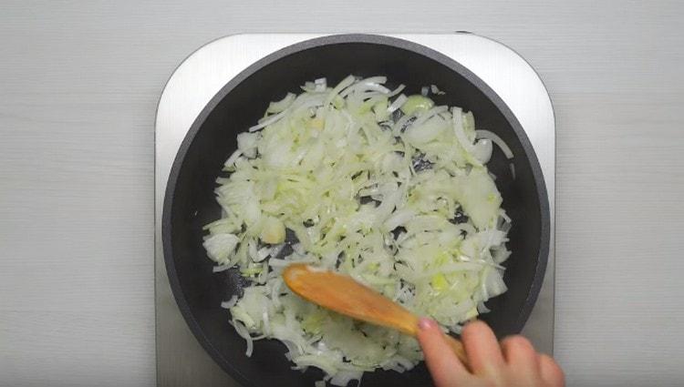 Tritare la cipolla e metterla a soffriggere in una padella.