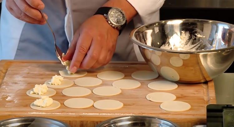 Distribuiamo il ripieno di formaggio su ogni pezzo.