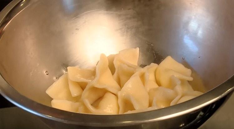 Ungere gli gnocchi preparati con il burro.