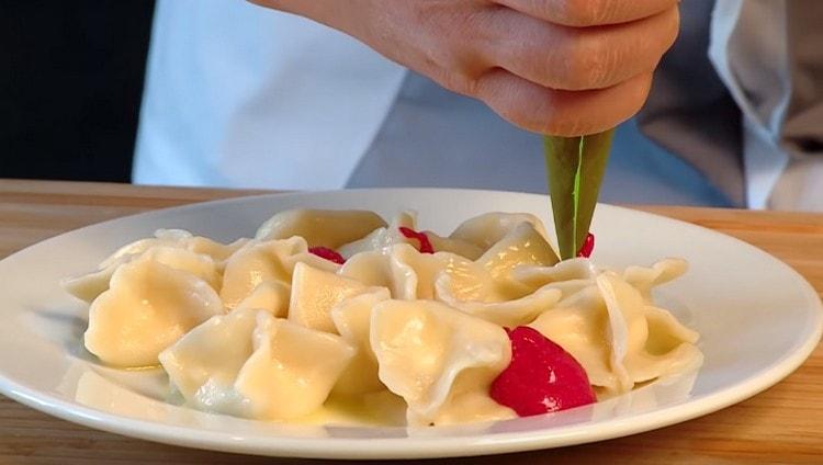 Al servizio, decoriamo tali gnocchi con formaggio con crema di barbabietola.