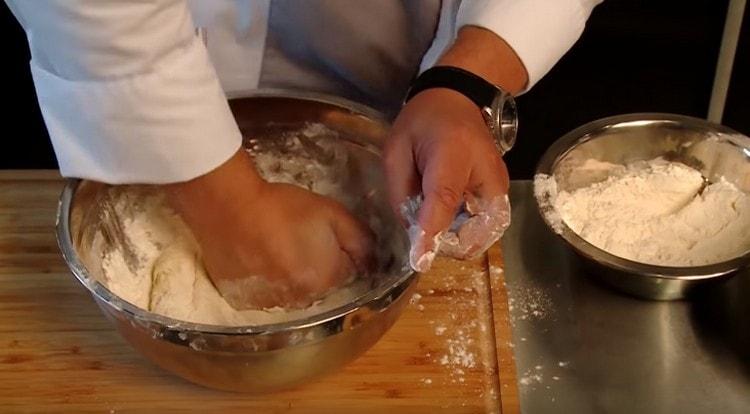 Aggiungi la farina rimanente e impasta un impasto più stretto.