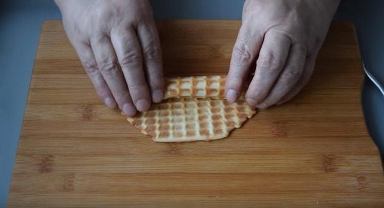 Giriamo immediatamente il wafer caldo in un tubo.