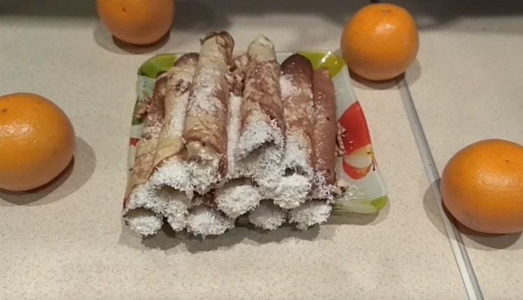 I wafer cotti in padella sono ripieni di panna e immersi nella noce di cocco.