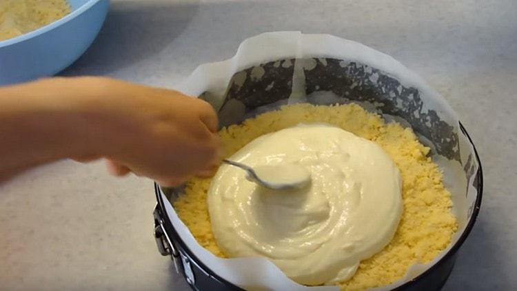 Distribuiamo metà del ripieno di cagliata sopra lo strato di pasta.