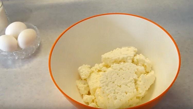 Distribuiamo la ricotta in una ciotola.