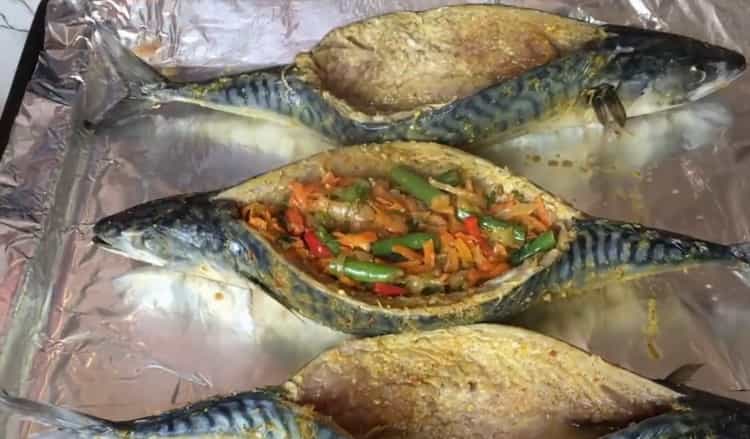 Metti il ​​ripieno nel pesce per fare lo sgombro ripieno