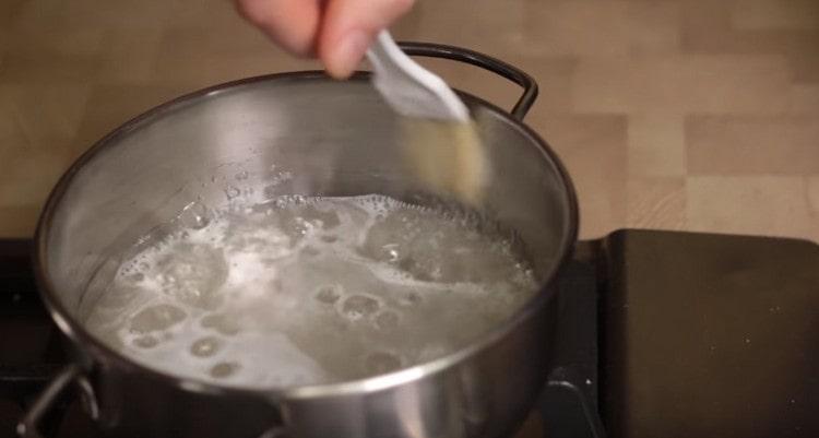 Usando un pennello immerso nell'acqua, rimuovere lo zucchero rimasto dalla padella.