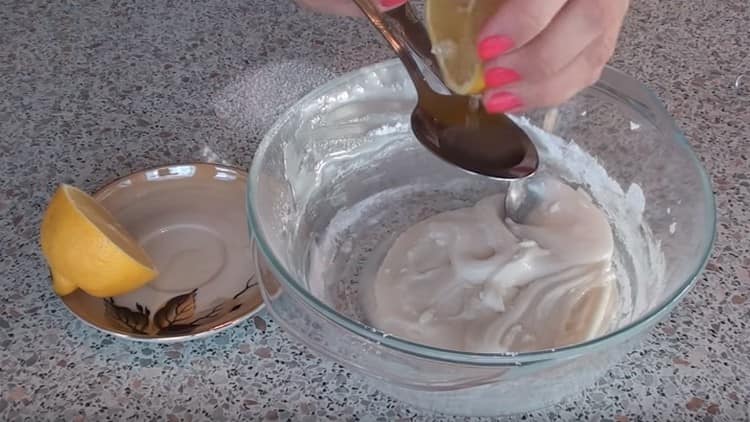 Aggiungi il succo di limone alla glassa.