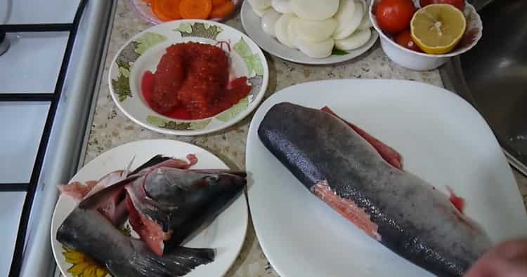 Per preparare il salmone rosa con le verdure. preparare gli ingredienti