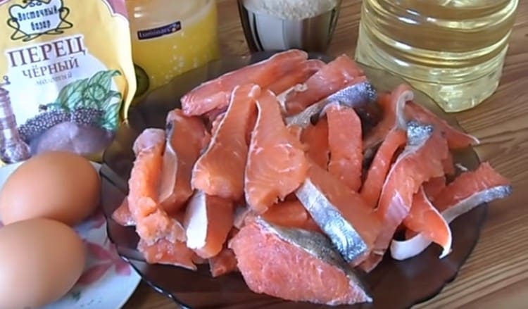 Tagliamo il salmone rosa a fette porzionate.