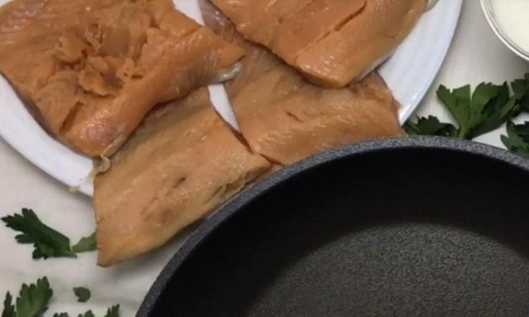 Tagliare il filetto di salmone rosa in più pezzi porzionati.