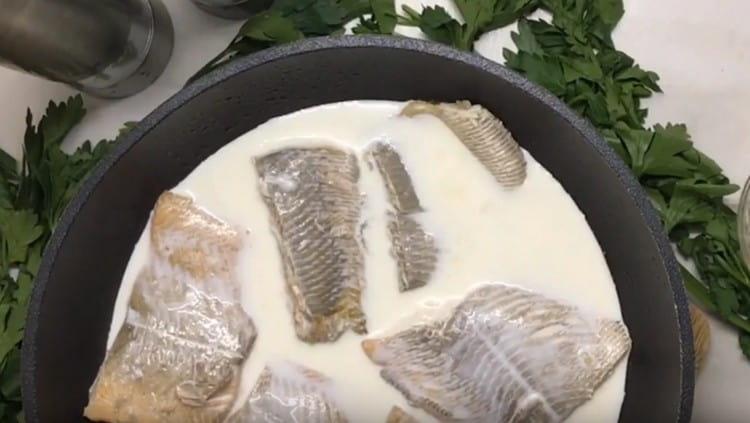 Aggiungi la crema al pesce finito.