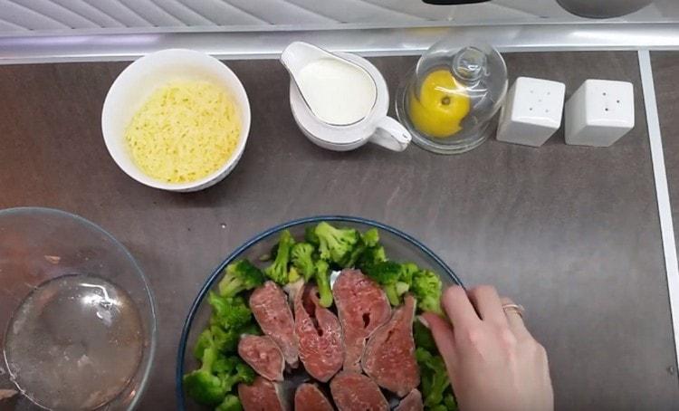 Tra le fette di salmone rosa spargiamo i broccoli.