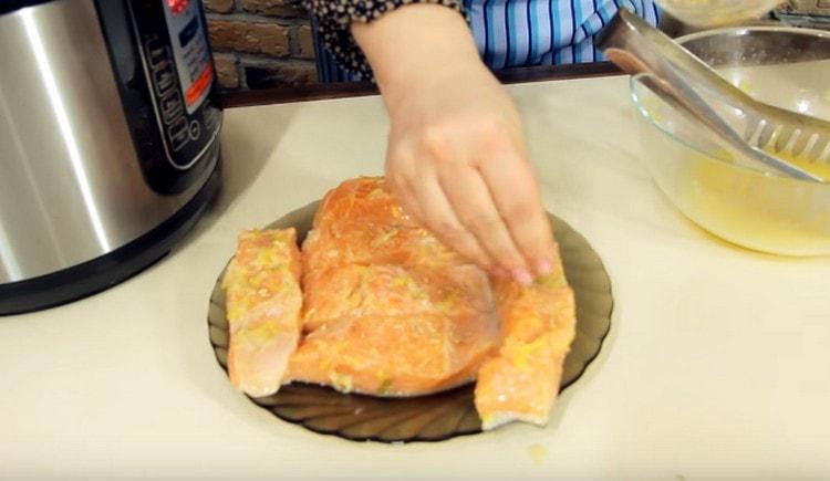 Trasferiamo il salmone rosa in un piatto separato e cospargiamo con semi di finocchio.