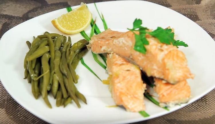 Il salmone rosa al vapore in una pentola a cottura lenta andrà bene con i fagiolini.