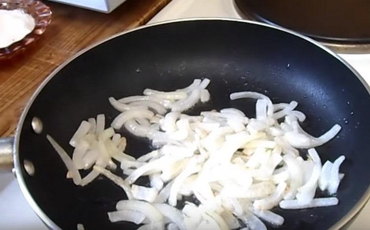 In una padella con olio vegetale, friggere le cipolle.