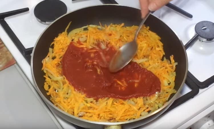 Aggiungi il concentrato di pomodoro a carote e cipolle.