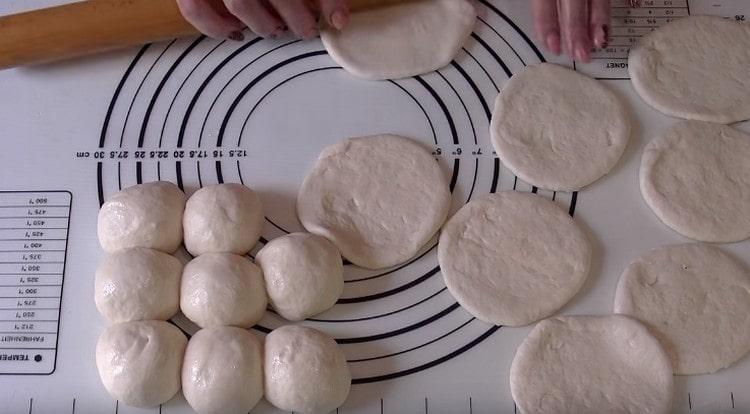 Ogni pallina di pasta viene arrotolata in una torta.