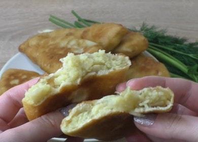 Prepariamo deliziose torte fritte con patate su kefir secondo una ricetta passo-passo con una foto.