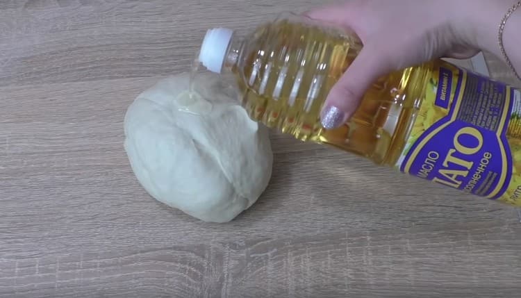 Versare l'impasto finito con un cucchiaio di olio vegetale.