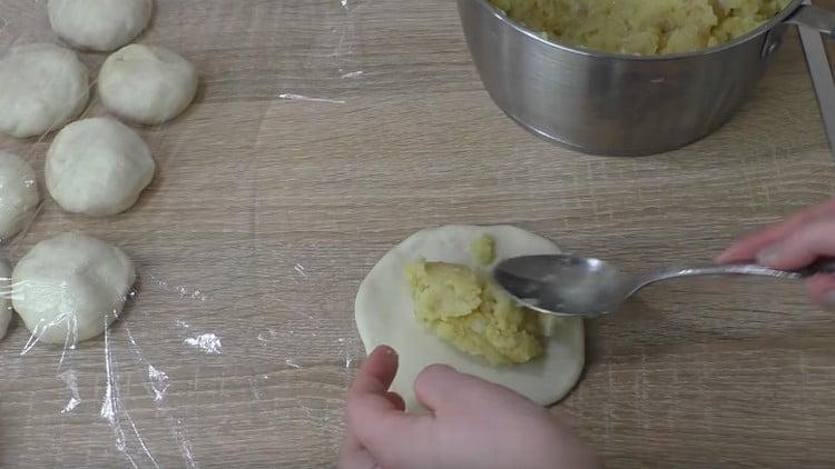 Dalle palline facciamo le torte e mettiamo il ripieno su di esse.