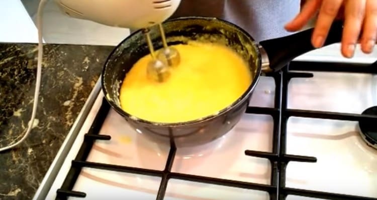 La panna quasi pronta può essere nuovamente montata con un mixer.