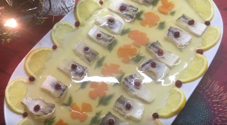 Qui stiamo preparando un bellissimo filetto di aspic trasparente di lucioperca secondo una ricetta passo-passo.