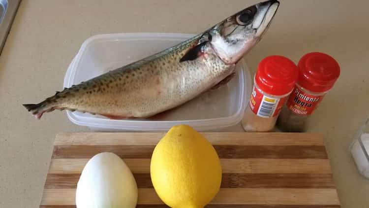 Per preparare lo sgombro in un foglio nel forno, preparare gli ingredienti