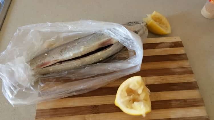 Per cucinare lo sgombro in un foglio nel forno, salare il pesce