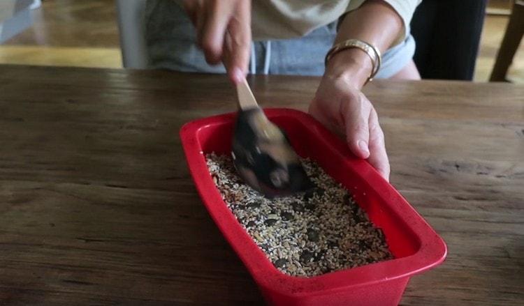 Trasformiamo la pasta di cereali in una teglia.