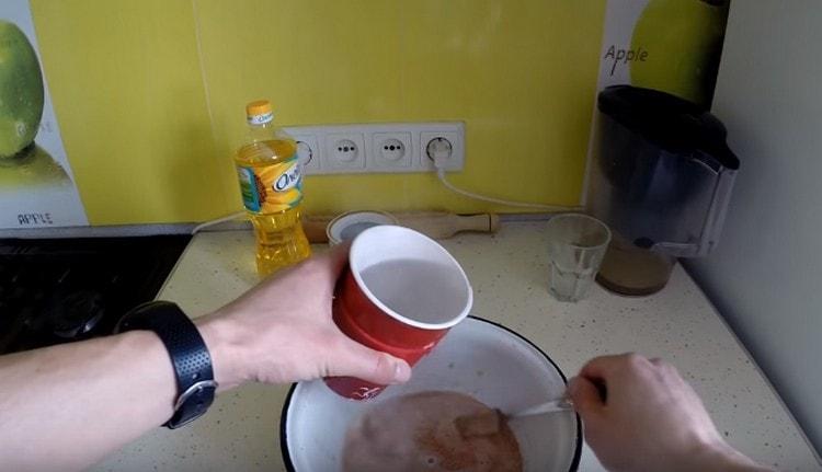 Aggiungi acqua bollente al caviale e mescola.