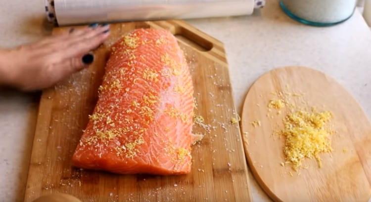 Cospargi il filetto con la scorza di limone.