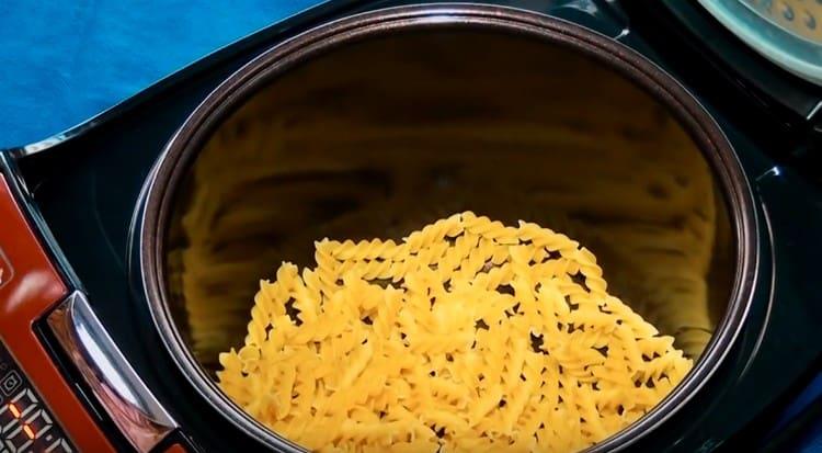 Versare la pasta nella ciotola del multicucina.