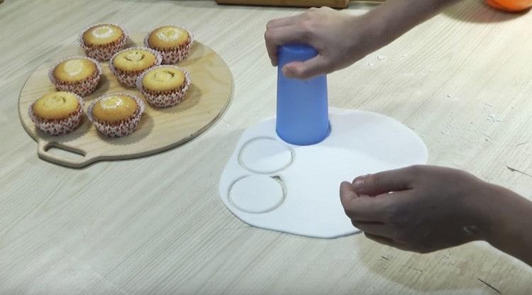 Spremiamo un bicchiere del loro mastice in base alle dimensioni dei cupcakes.