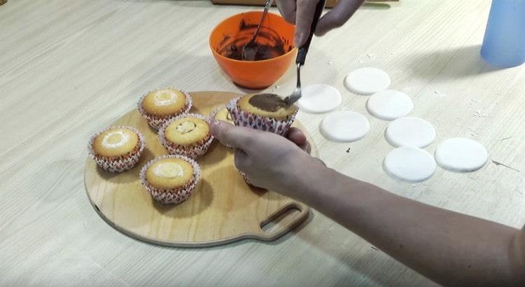 Ungiamo ogni torta con ganache al cioccolato.