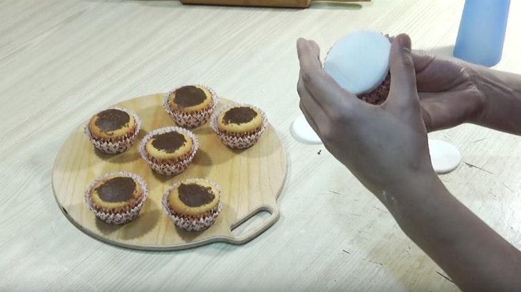 In cima alla ganache, incolla un cerchio di mastice.