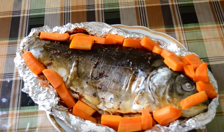 La carpa al forno in un foglio secondo questa ricetta è fragrante e succosa.