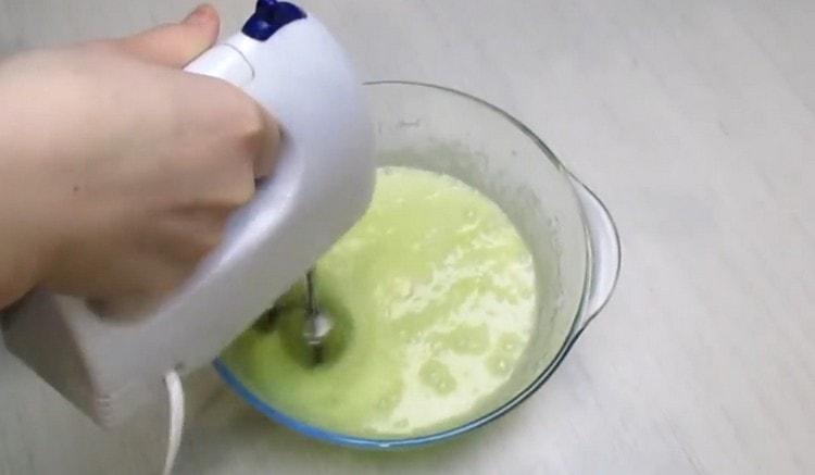 Sbattere le uova con lo zucchero con un mixer.