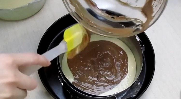 In una teglia unta, alternativamente versare l'impasto bianco e cioccolato.