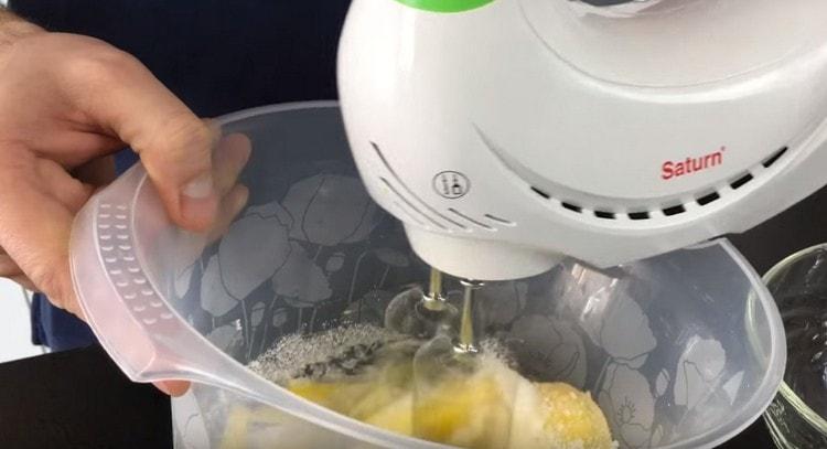 Sbattere le uova con lo zucchero con un mixer.