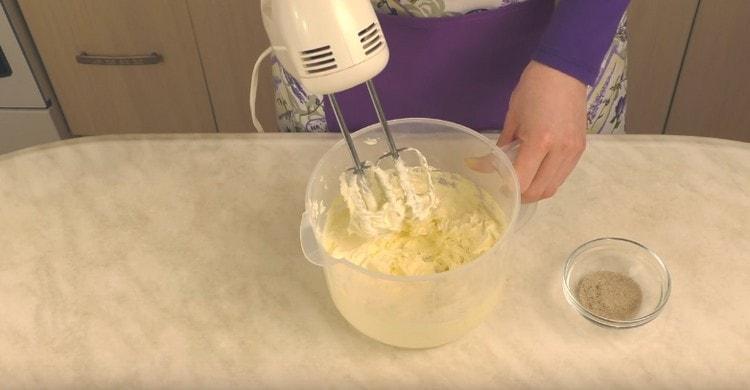 Aggiungi lo zucchero a velo al burro e sbatti con un mixer.