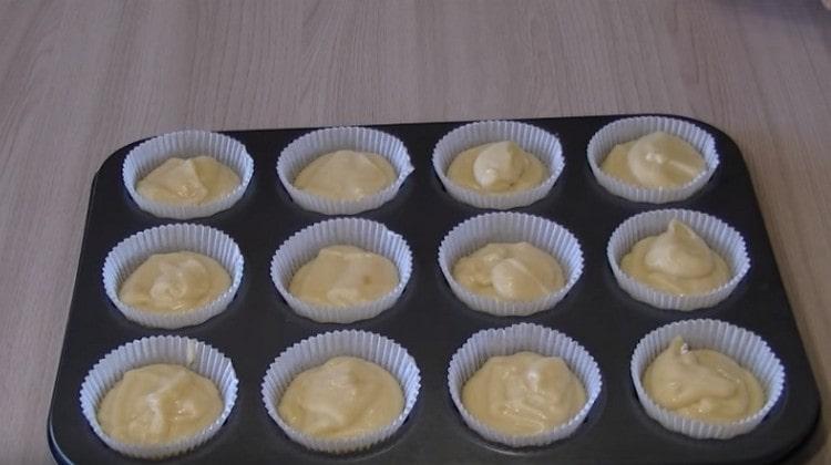 Riempiamo gli stampi per cupcake con la pasta.