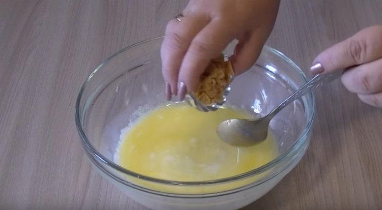 Aggiungi la coccinella, tagliata a pezzetti di caramelle.