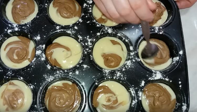 In alternativa inserire gli stampi in cioccolato e pasta bianca.