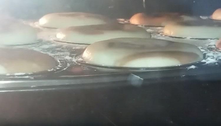 Inviamo moduli per cupcake al forno.