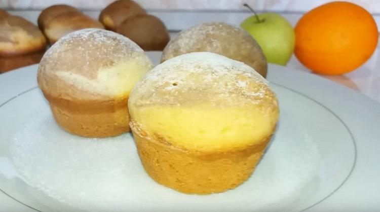 I muffin cotti su panna acida in stampi di silicone possono anche essere cosparsi di zucchero a velo.