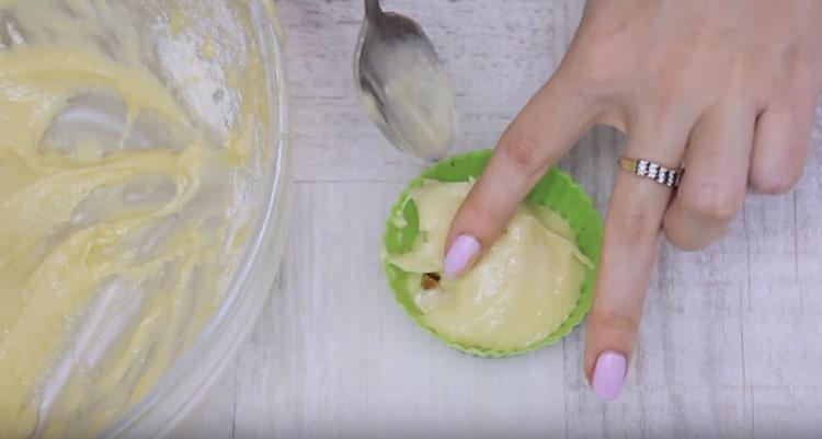 Copri il latte condensato con un cucchiaio di pasta.