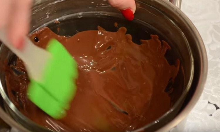 Sciogli il cioccolato a bagnomaria.